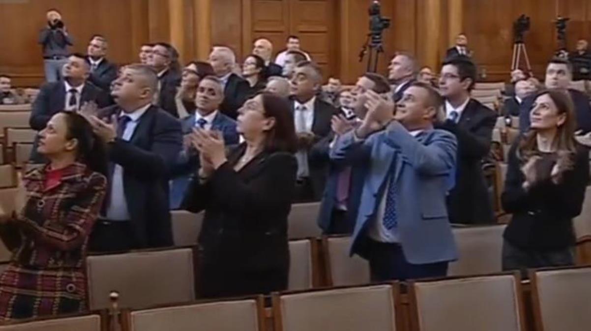 Görüntü Avrupa ülkesinde çekildi! Türk heyeti Meclis'e girince milletvekilleri dakikalarca ayakta alkışladı