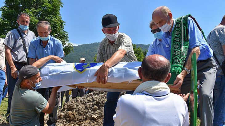 Srebrenitsa son kurbanlar toprağa verildi