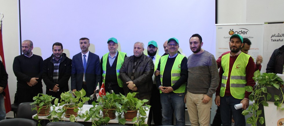 Suriyeli STK’lar Gaziantep’te halka süs bitkileri hediye etti.
